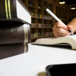 Jak skutecznie uczyć się prawa? 5 technik pracy z podręcznikiem akademickim, o których nie mówią na wykładach